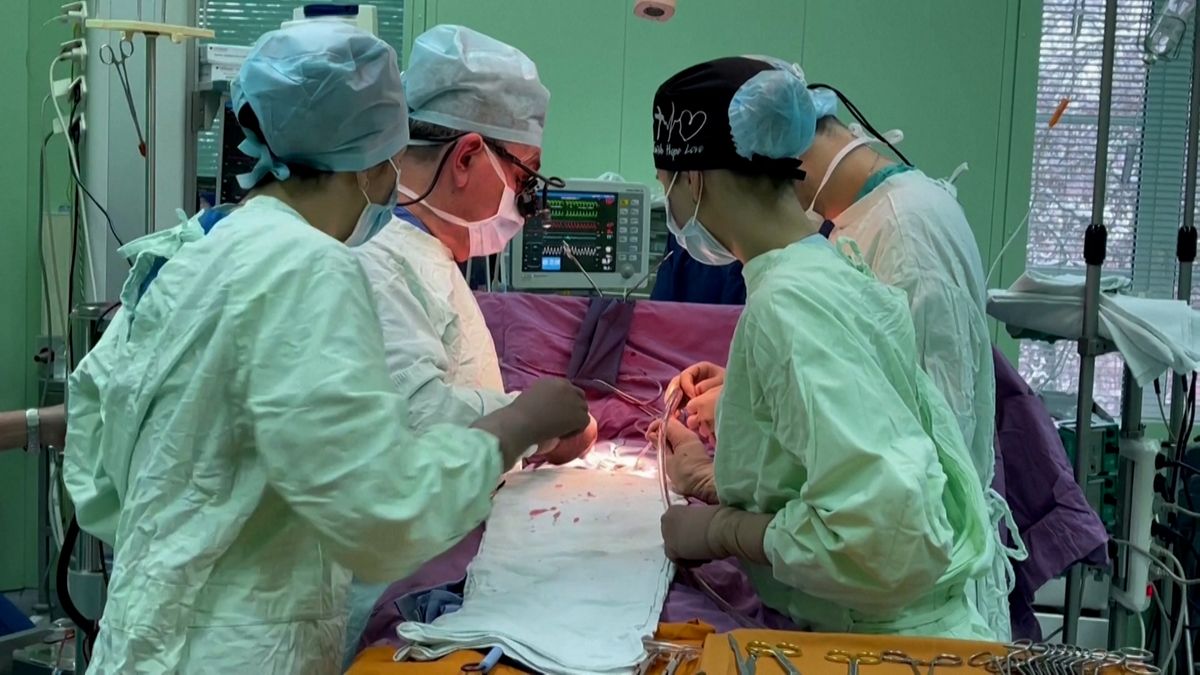 Lékaři v Kyjevě zachránili operací srdce život dítěti. Bez elektřiny a ruským raketám navzdory