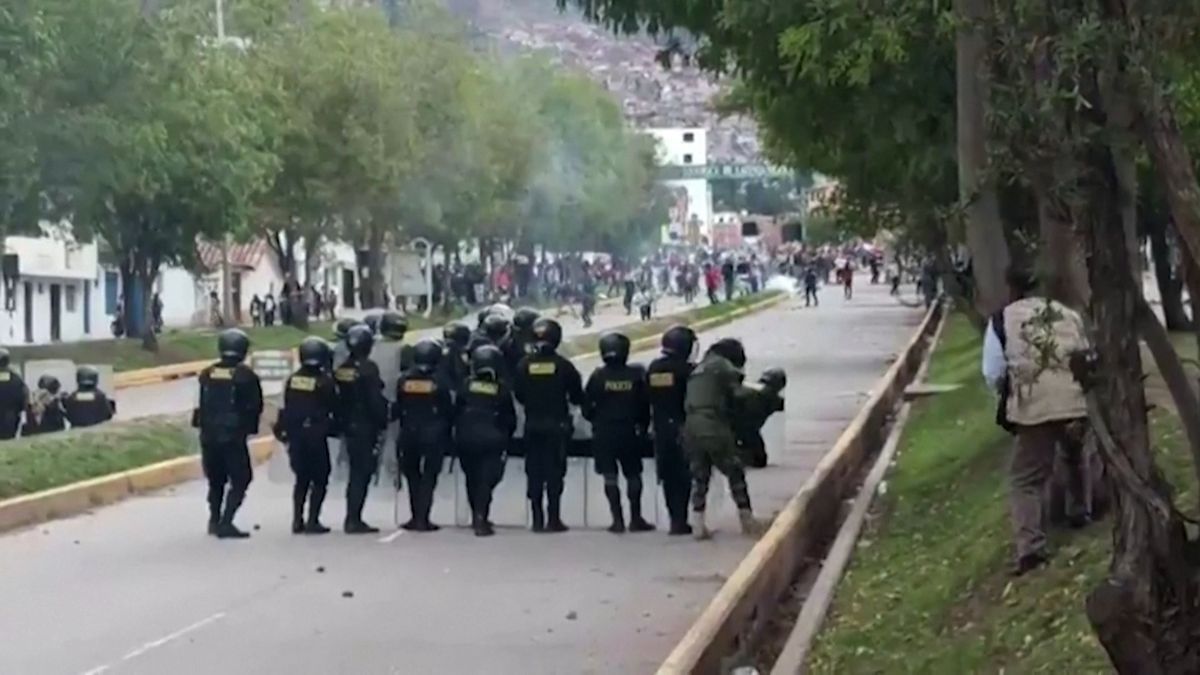 Protivládní protesty se rozšířily na jih Peru. Obětí už je 47