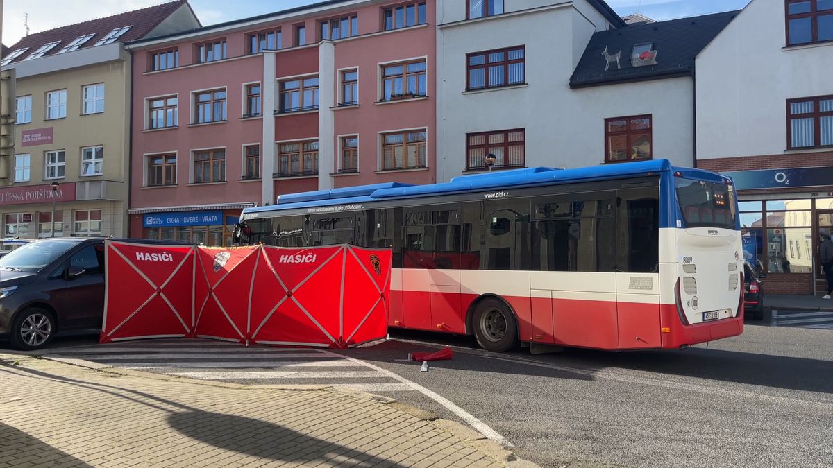 Jednadevadesátiletý muž šel v Mělníku mimo přechod. Srazil ho autobus