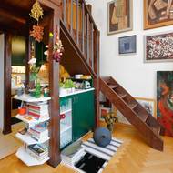 V přízemním podlaží členitého půdního bytu je vše potřebné k dennímu životu.