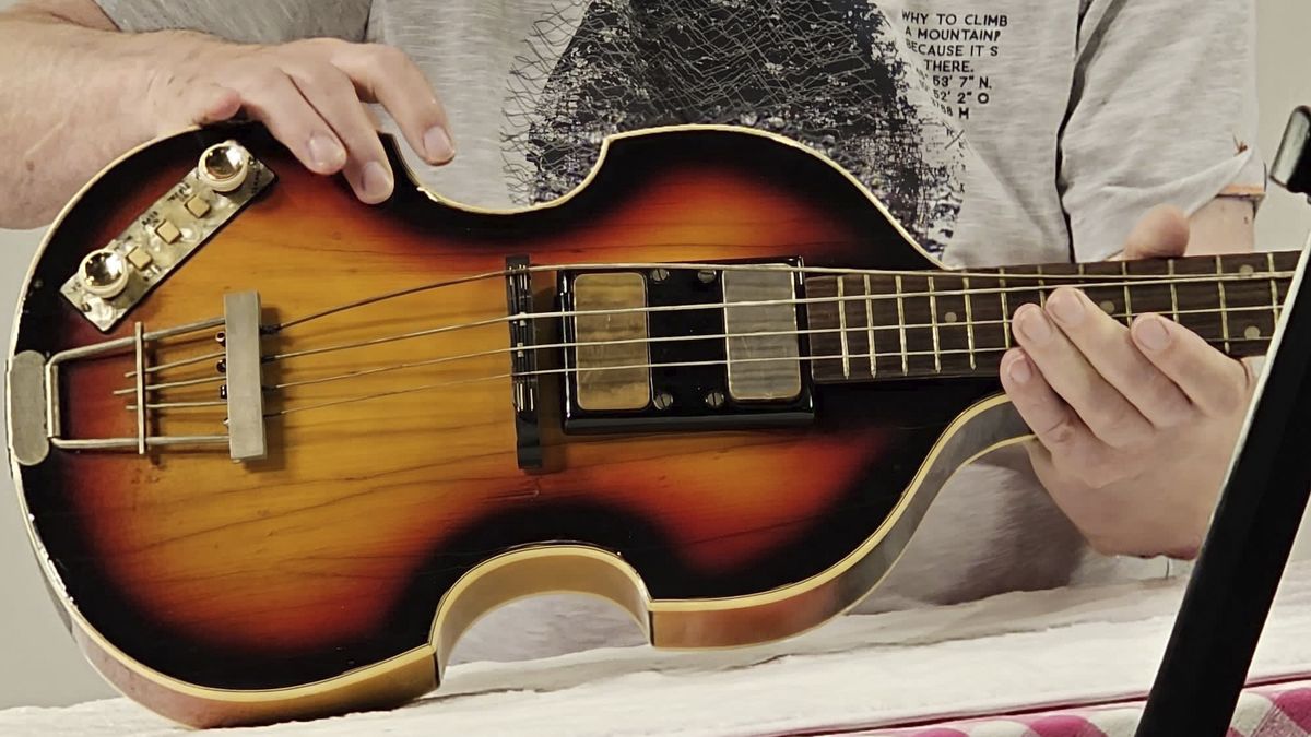 Paul McCartney se po půl století shledal s ukradenou baskytarou. Pomohla nevšední pátrací akce
