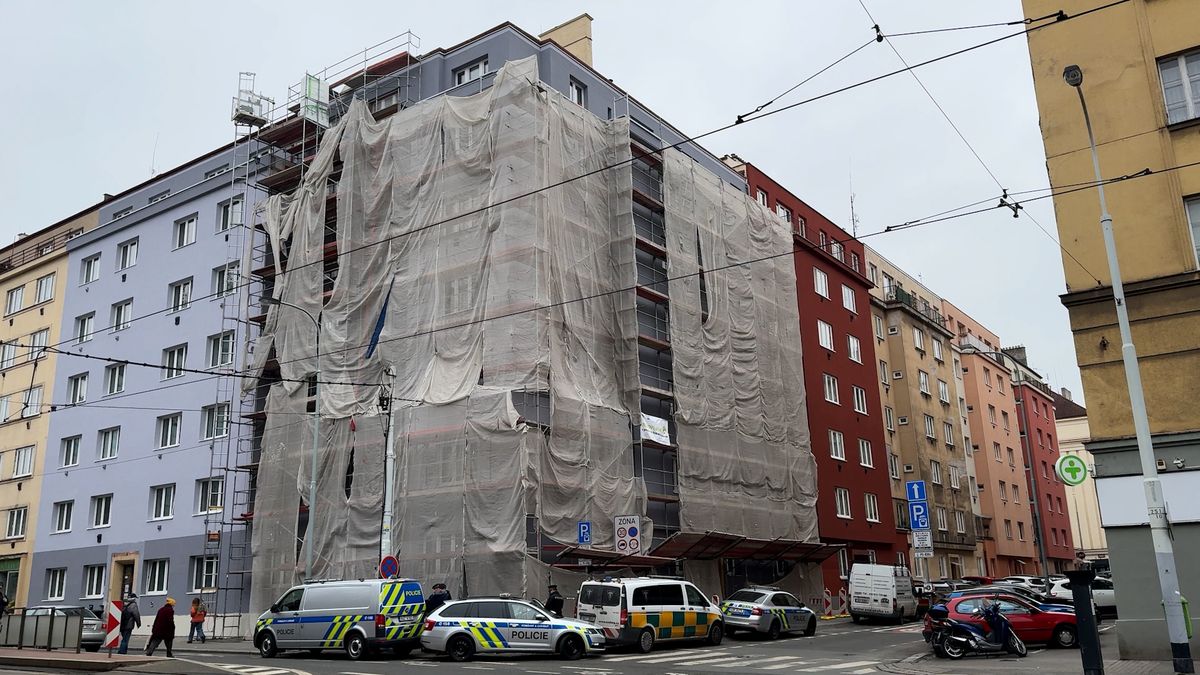 V Praze spadl muž z lešení, na místě zemřel