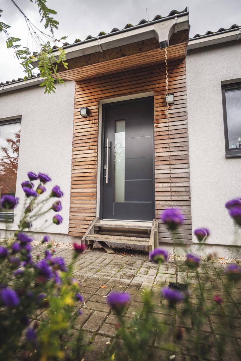 U vstupních dveří chybí majitelům dostavět schůdky. Kromě toho mají na domě téměř všechno dodělané