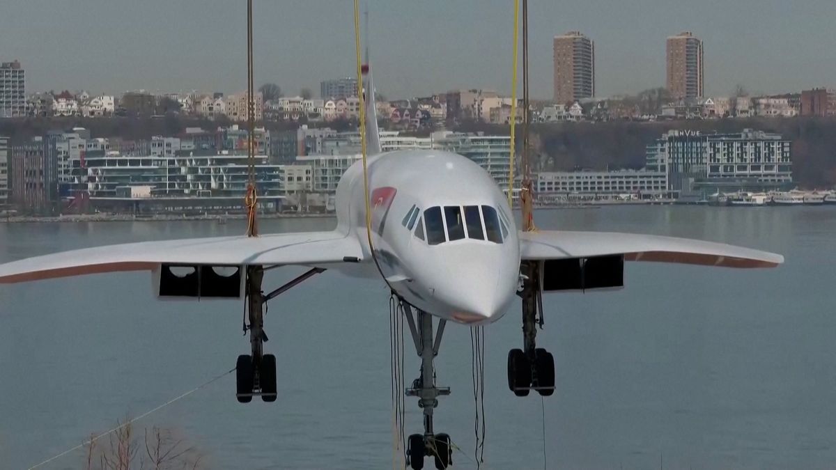 Návrat nebeského elegána. Concorde po renovaci zamířil po řece do muzea v New Yorku