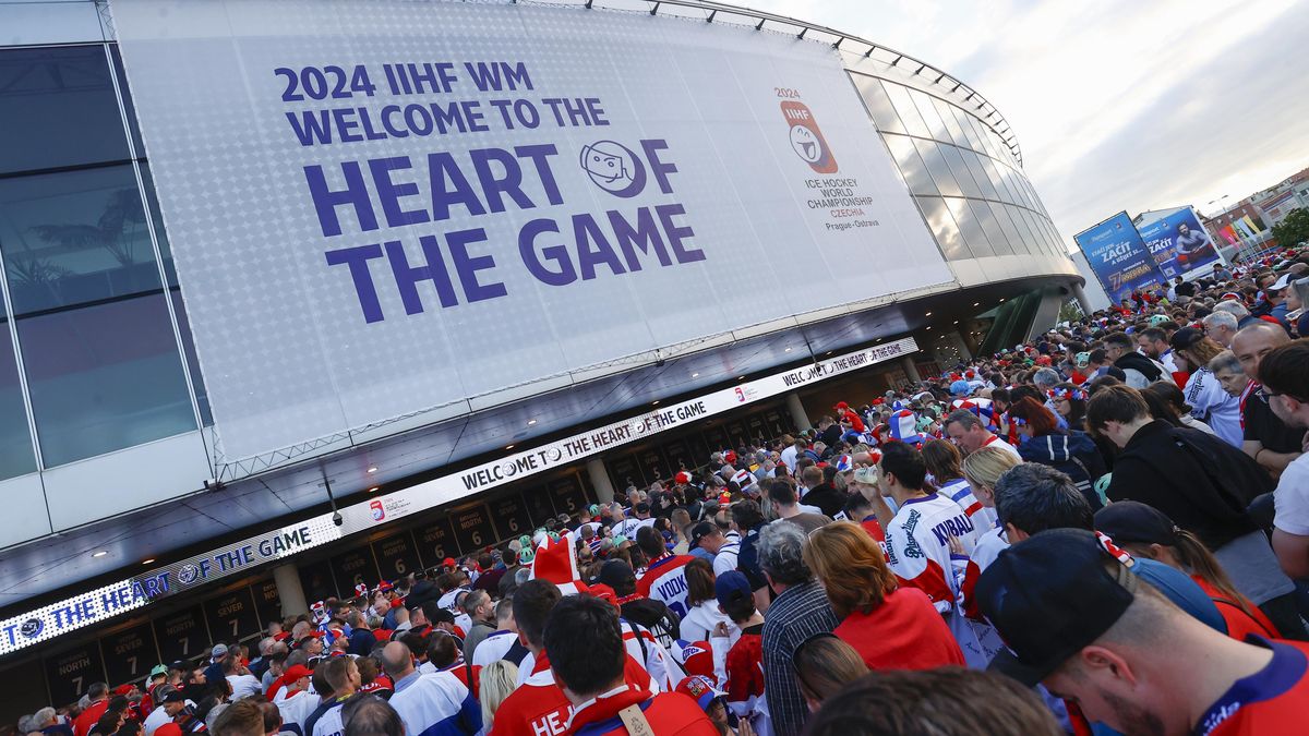 Před zápasem s Kanadou zůstaly před stadionem desítky podvedených fanoušků