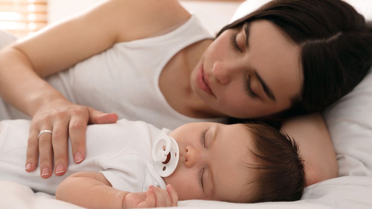 Proč malé děti nejlépe spí vedle svých maminek 