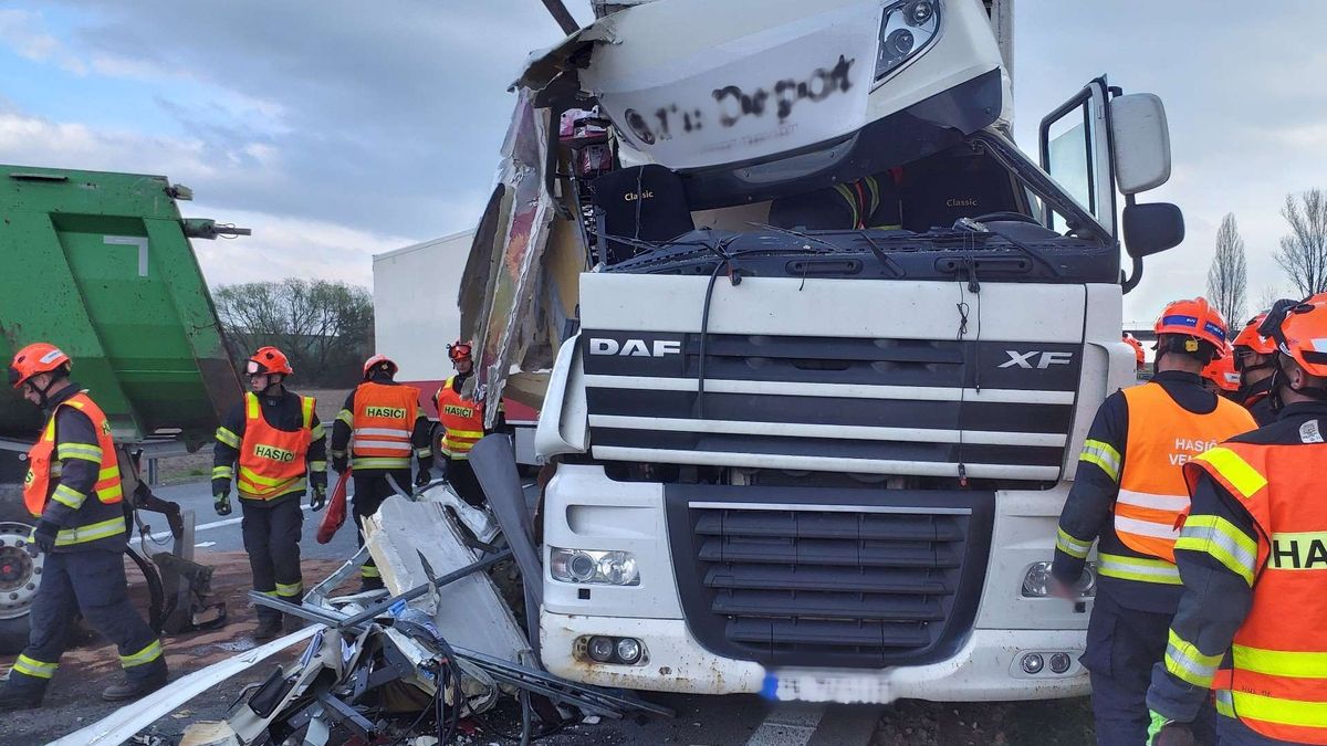 Dopravní kolaps u Brna, dálnici zavřela nehoda dvou kamionů