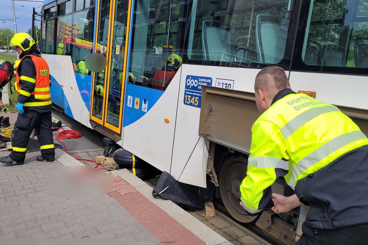 Chodkyni v Ostravě srazila tramvaj, zpod vozu ji vyprošťovali hasiči  
