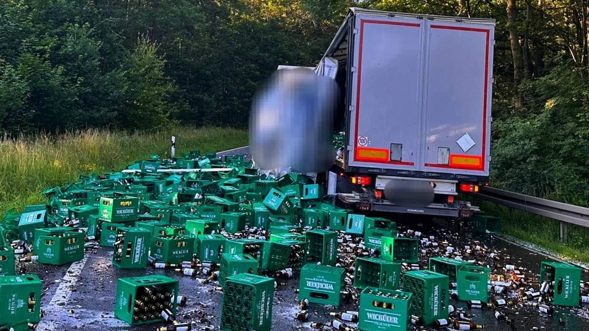 Tisíce lahví piva skončily při nehodě kamionu v Sasku na asfaltu