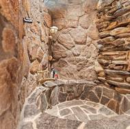 V interiéru je spousta prvků z kamene, přitom vůbec nepůsobí studeně