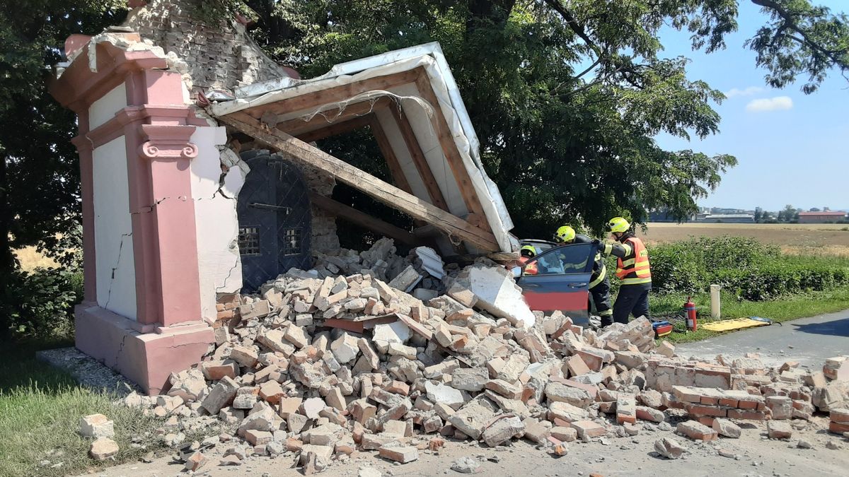 Auto narazilo na Přerovsku do kapličky, ta se na ně zřítila. Pro řidiče letěl vrtulník