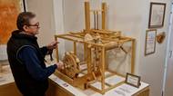 Modelář rozluštil da Vinciho šifry a sestavil stovku Leonardových strojů