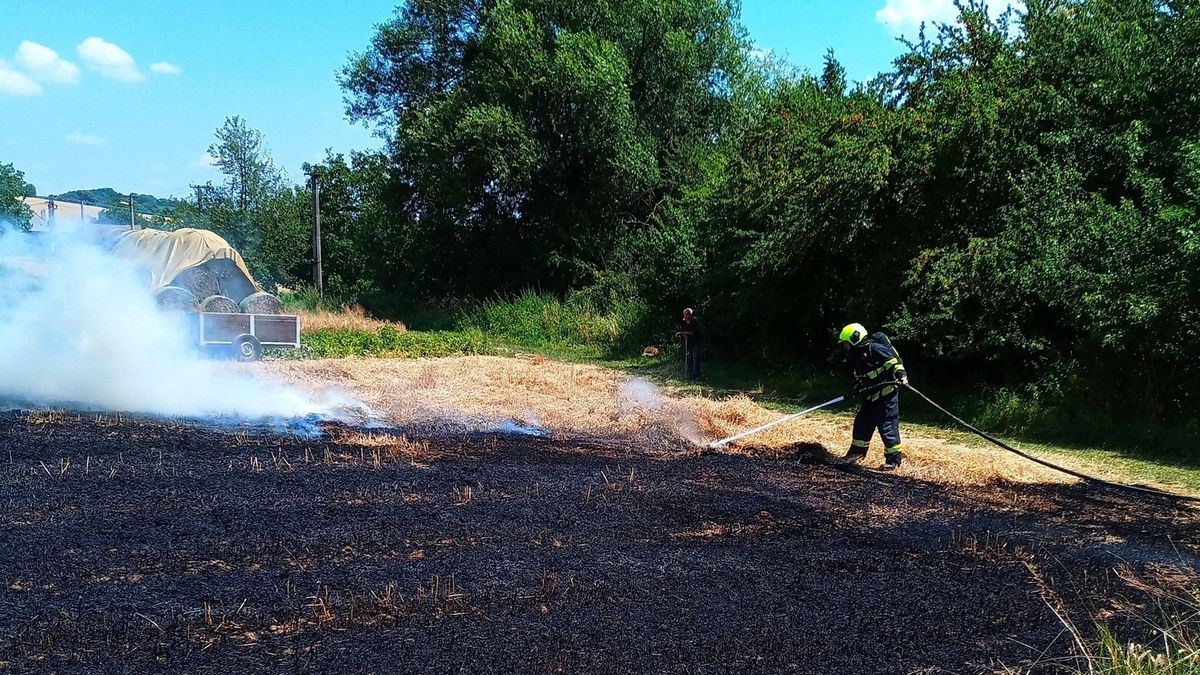 Na Kroměřížsku likvidovali požár pole, vznikl zřejmě od zahradního traktoru