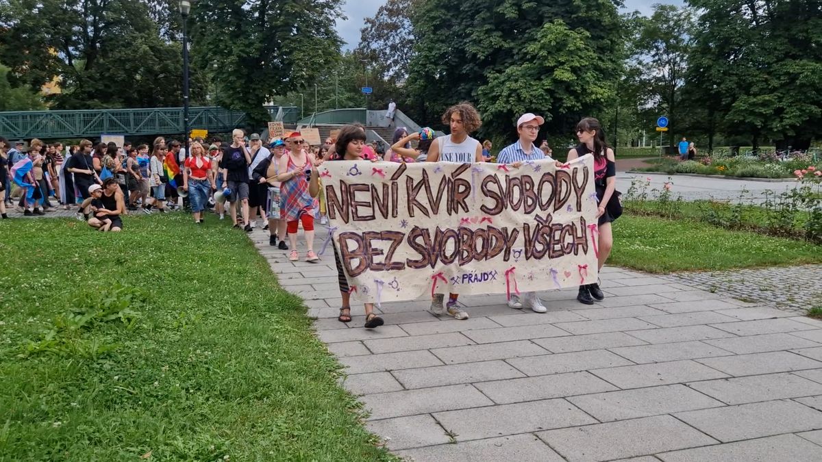 Svobodu pro kvír lidi, znělo z duhového pochodu, který prošel centrem Ostravy