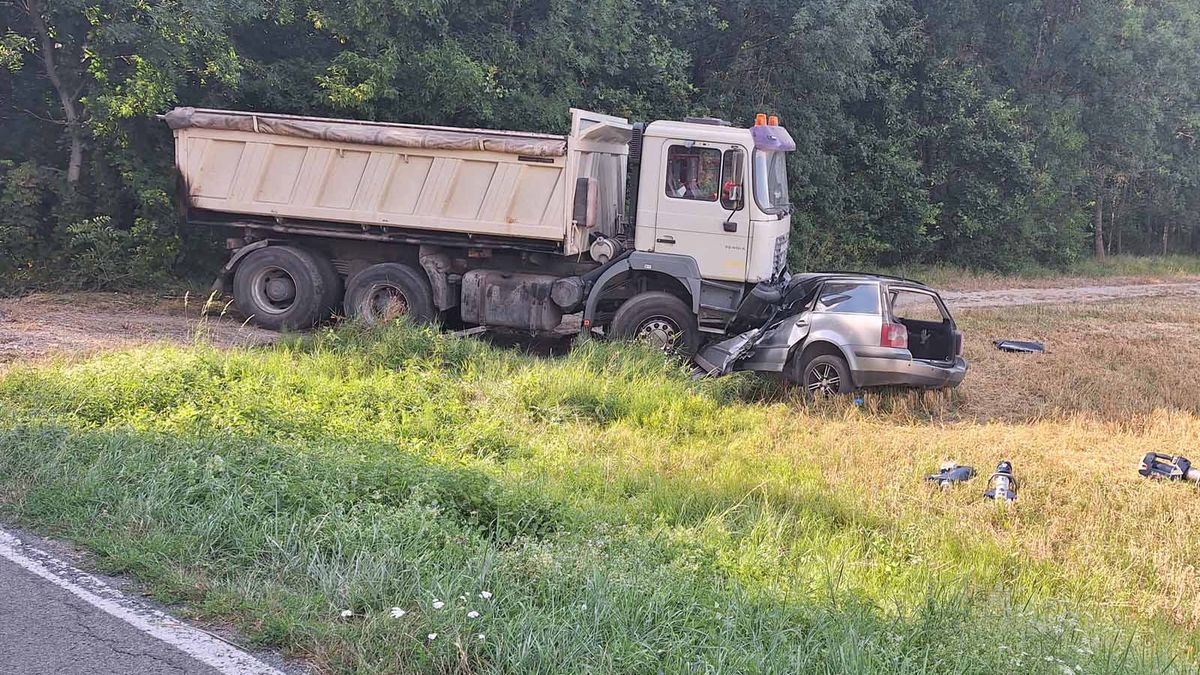 Nákladní auto na Břeclavsku přejelo do protisměru a slisovalo předek volkswagenu. Řidič neměl šanci přežít