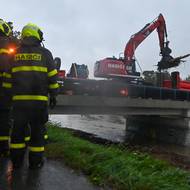 Hasiči v Opavě-Kateřinkách vytahují z řeky Opavy naplavené dřevo, které by mohlo zkomplikovat průtok vody.