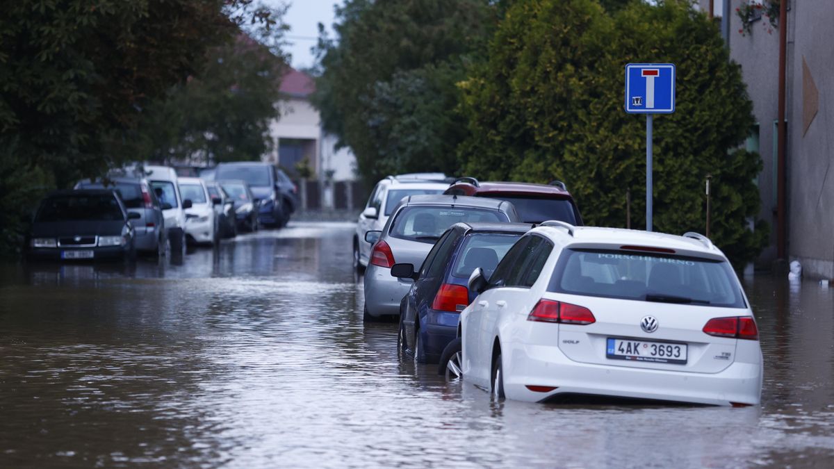 Na trhu se mohou objevit zaplavené ojetiny. Laik to nepozná, varují experti