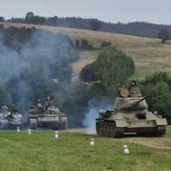 V čele kolony tanků jede T-34