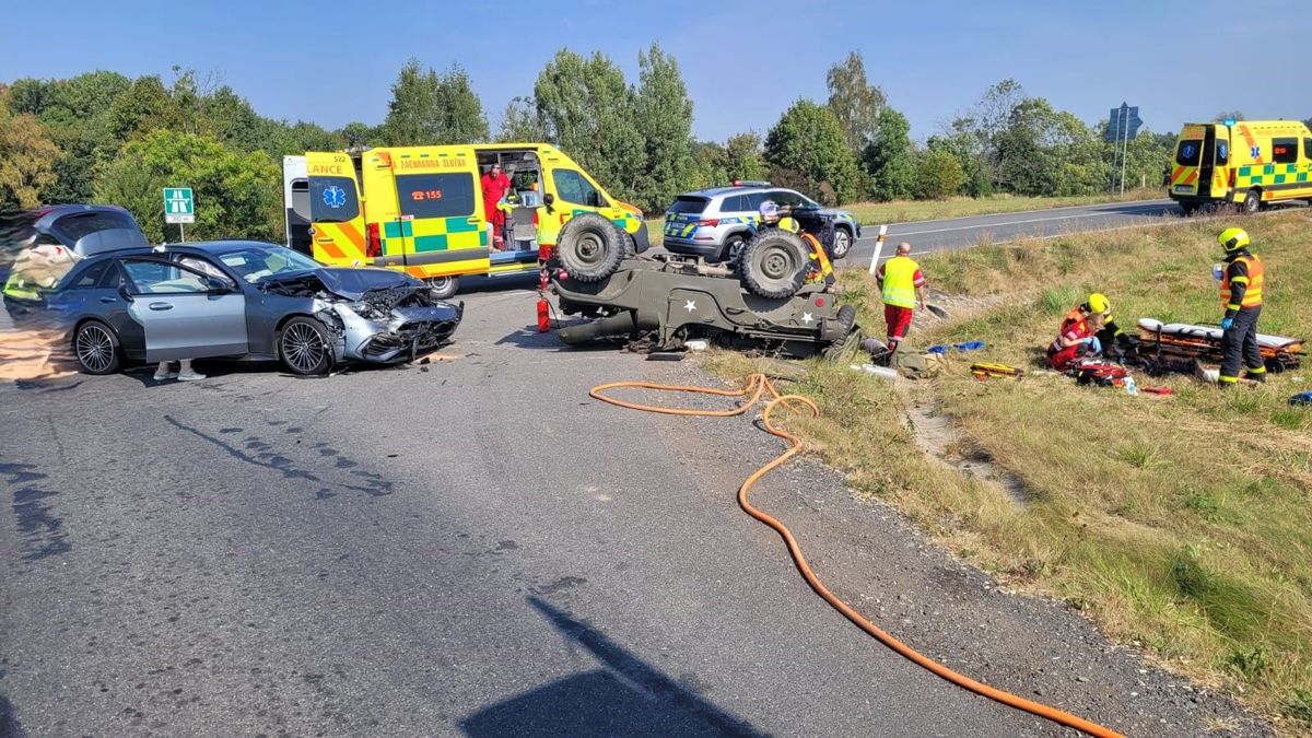 Osobní auto na Novojičínsku se srazilo s veteránem, jeho posádka je těžce zraněná