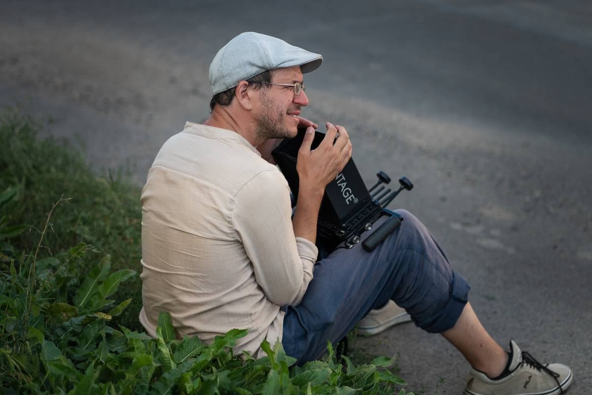 „Příběhy samozřejmě stojí na dění mezi lidmi a pro mnoho režisérů je mizanscéna jen kulisou pro toto dění. Já to mám naopak, fascinuje mě atmosféra míst a do nich zasazuju příběhy,“ říká režisér a scenárista Tomáš Hubáček.