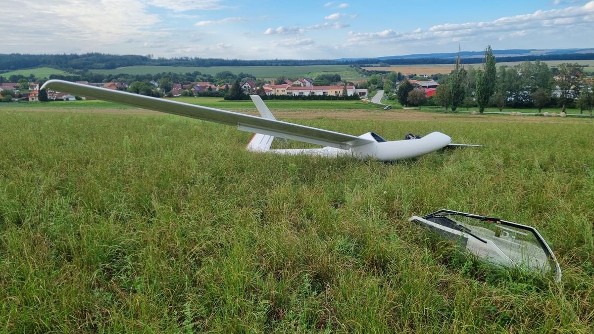 Pilot nouzově přistál na poli u Temelína. Jeho větroň se rozlomil