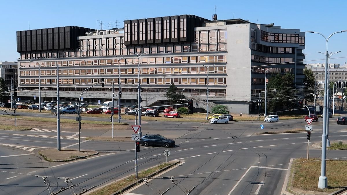 Policejní palác v centru Plzně možná osiří