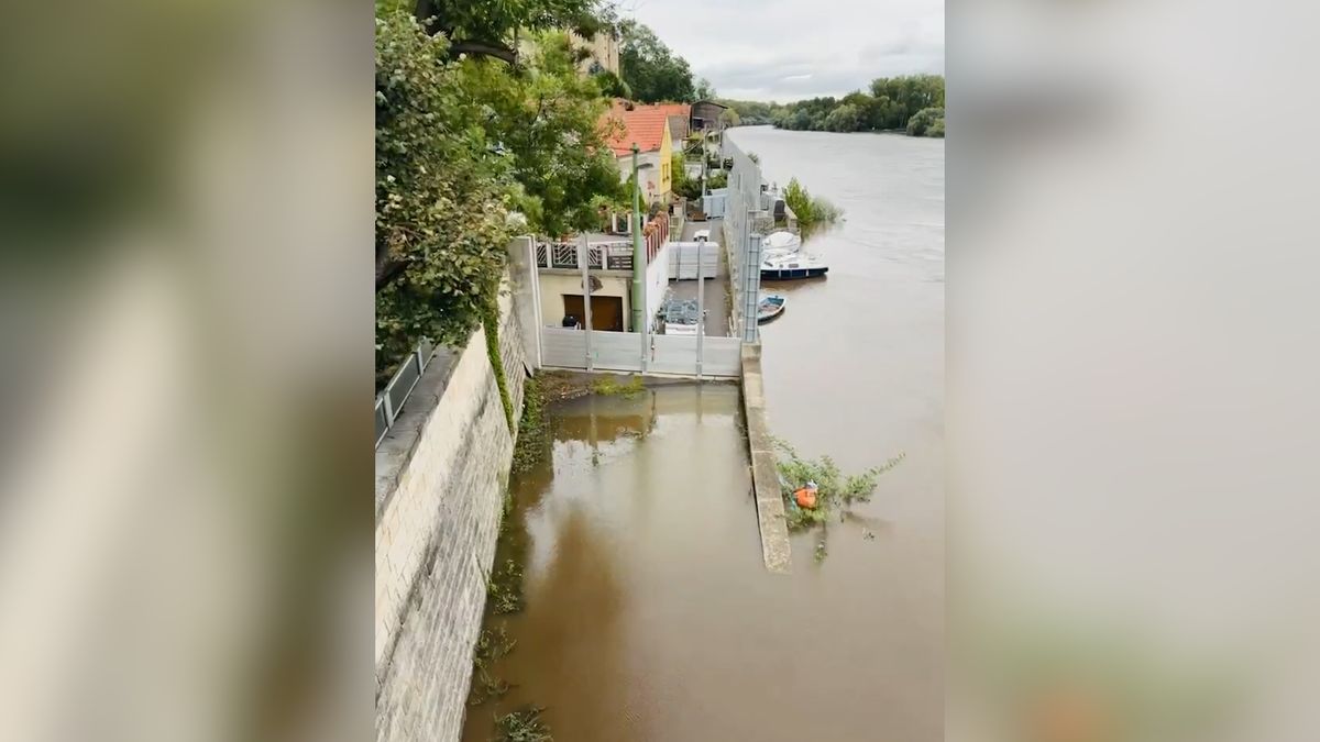 Záplavová vlna se valí z hor do středních Čech