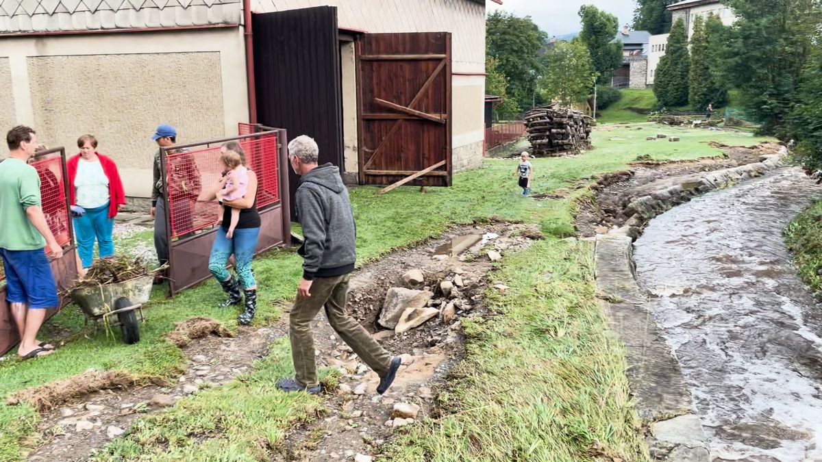 Voda na ulici ve Stachách na Šumavě měla během chvilky 1,5 metru