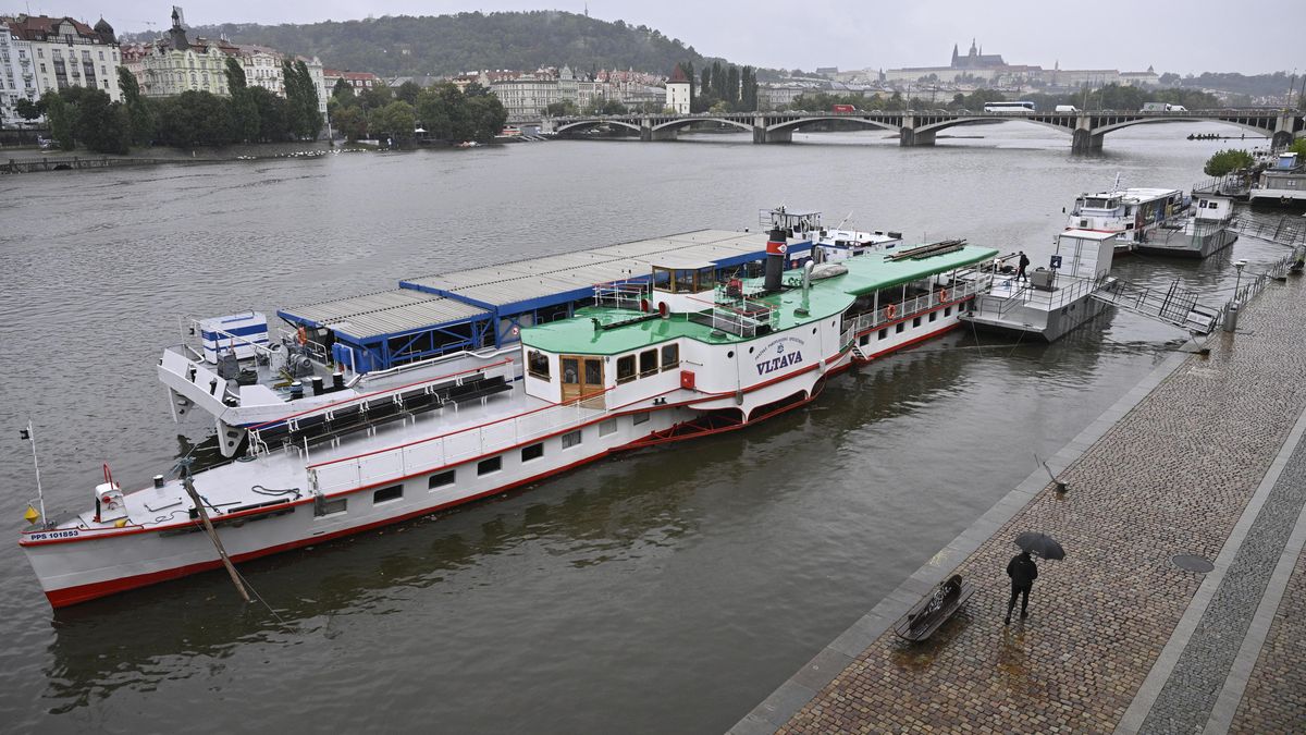 V Praze na Vltavě byla zastavena lodní doprava