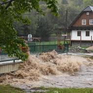 Obec Loučná nad Desnou s velmi vzedmutou řekou Desnou, 15. září 2024