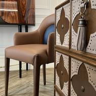 „Jižní evropské země milují dýhy a kůži. Představte si, že dýhu umí dokonce sešívat speciálním lepidlem ve stylu zig zag, které následně zmizí,“ dodává bytová designérka.