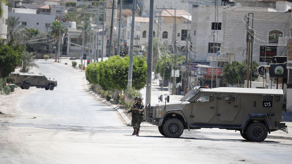 Při vpádu maskovaných židovských osadníků do vesnice na Západním břehu zemřel Palestinec