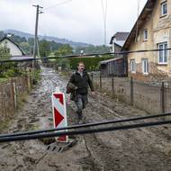 Česká Ves je pokryta vrstvou bahna.