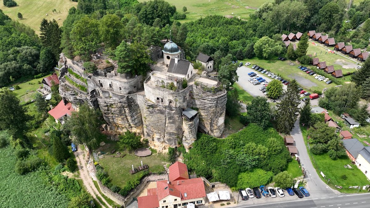 Kde s čerty nejsou žerty. Romantický hrad ze známé pohádky ukrývá i skalní kostel
