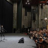 Velký sál byl úplně plný.