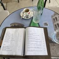 Menu v kavárně v Zadaru.