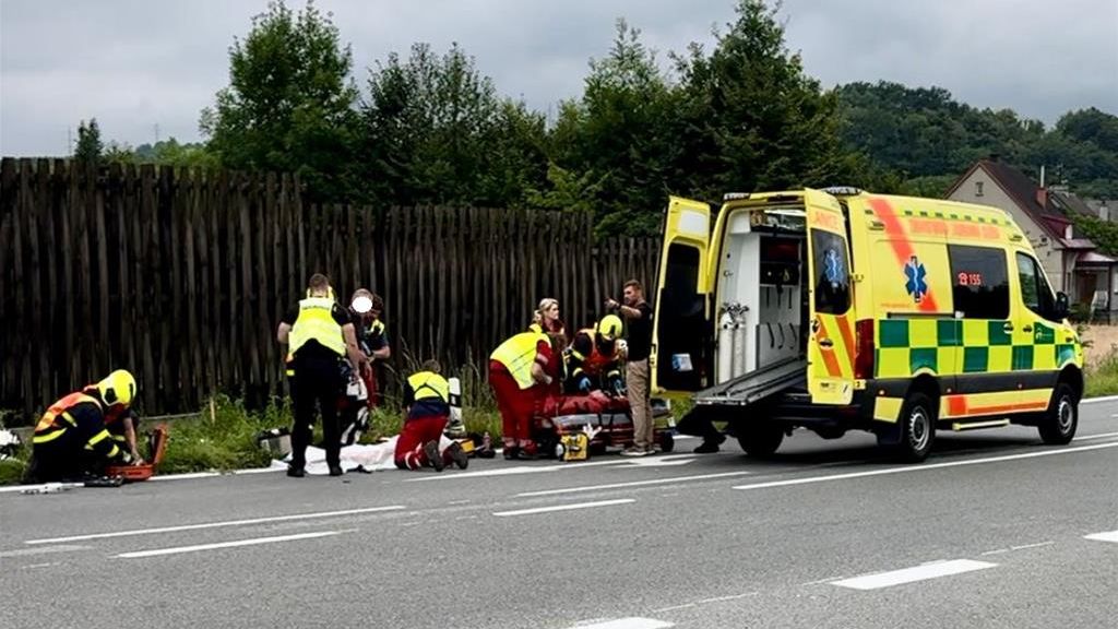 Vyjížďka na motorce skončila pro muže a ženu na Frýdecko-Místecku zraněním. Zasahoval i vrtulník