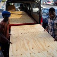 Lidé na Jamajce připravují dřevěné desky, kterými zabední okna, aby co nejvíce zamezili poničení domů