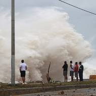 Lidé pozorují vlny v Santo Domingu v Dominikánské republice, 2. července 2024