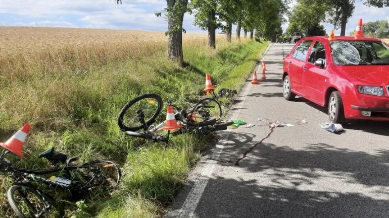 Řidička na Strakonicku najela do skupiny cyklistů, čtyři zranění včetně dětí