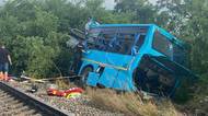 Šest ze sedmi obětí nehody vlaku a autobusu pocházelo z jedné obce