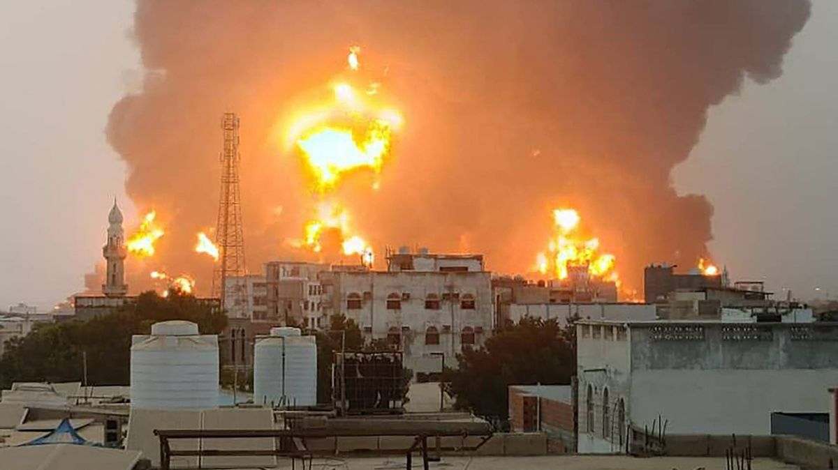 Odveta nejen za Tel Aviv. První úder Izraele v Jemenu, Húsíům hoří ropné sklady