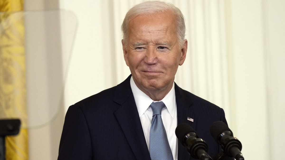 Neodstoupím. Musíme se semknout a porazit Trumpa, napsal spolustraníkům Biden