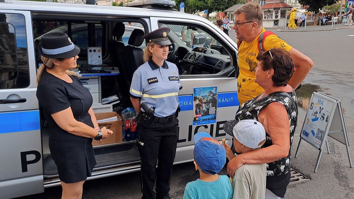 Filmový festival ve Varech střeží stovky policistů, v ulicích jsou i hlídky s dlouhými zbraněmi