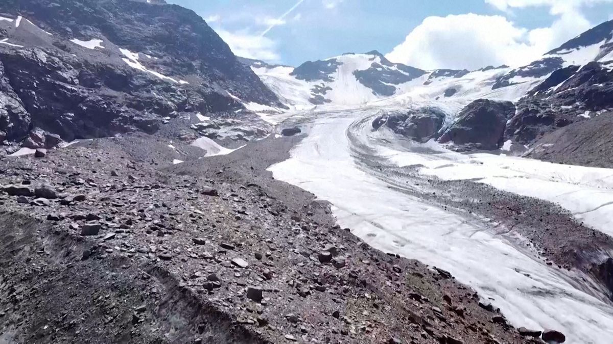 Alpský ledovec Forni taje v letních teplotách před očima