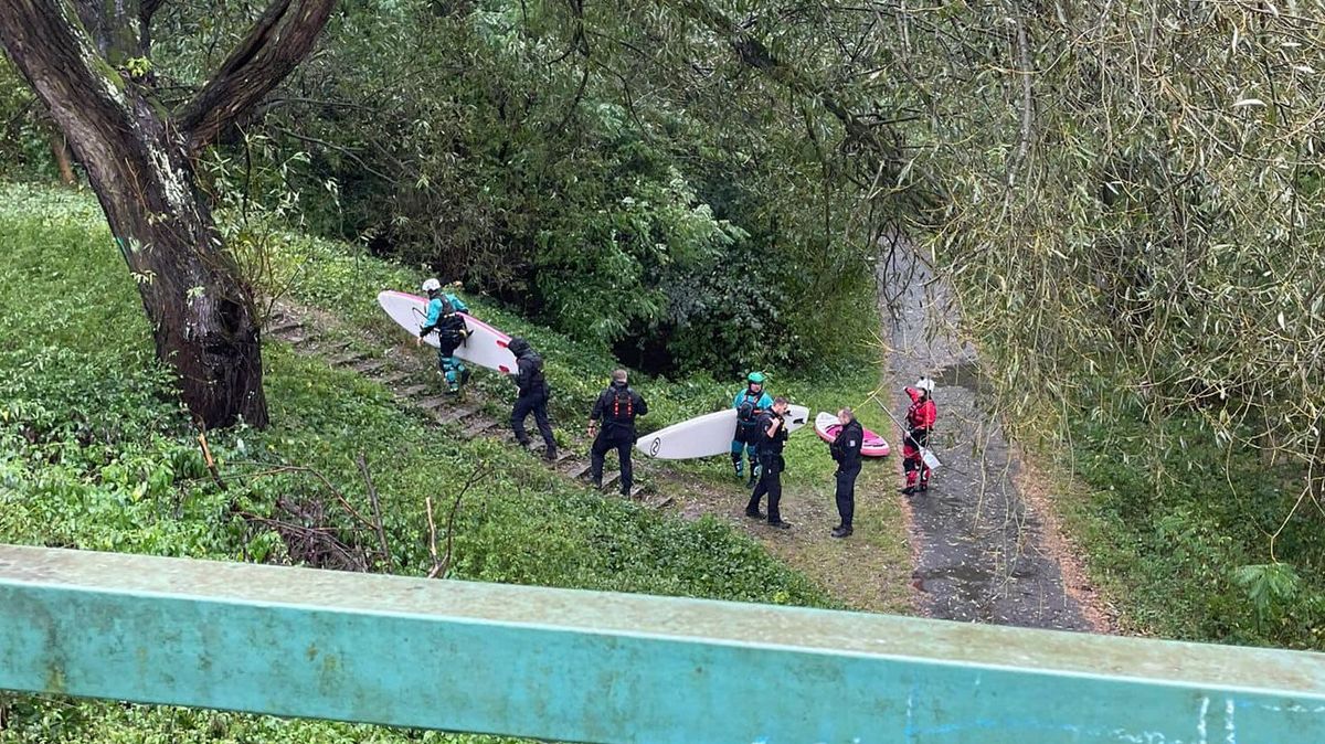 Rozvodněnou Odru splouvali paddleboardisté, ven z vody je hnala policie