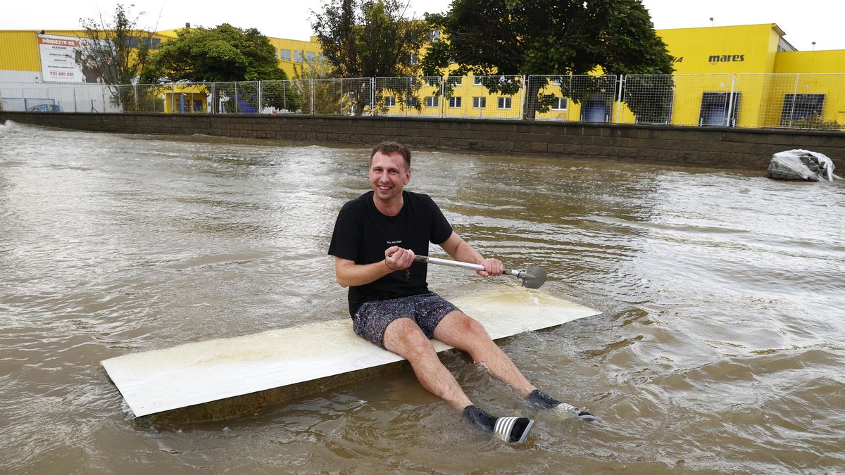 FOTO: V Litovli se místní nenechali vodou zdolat, vodou se brodili na kolech nebo na vorech