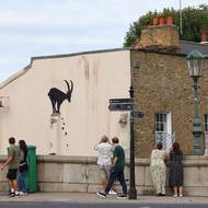 Umělec Banksy vytvořil v Londýně během týdne sedm děl.