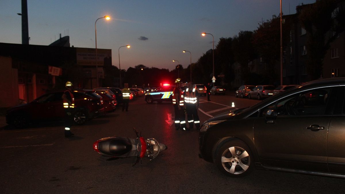 Řidička osobním autem srazila v Olomouci seniora na skútru