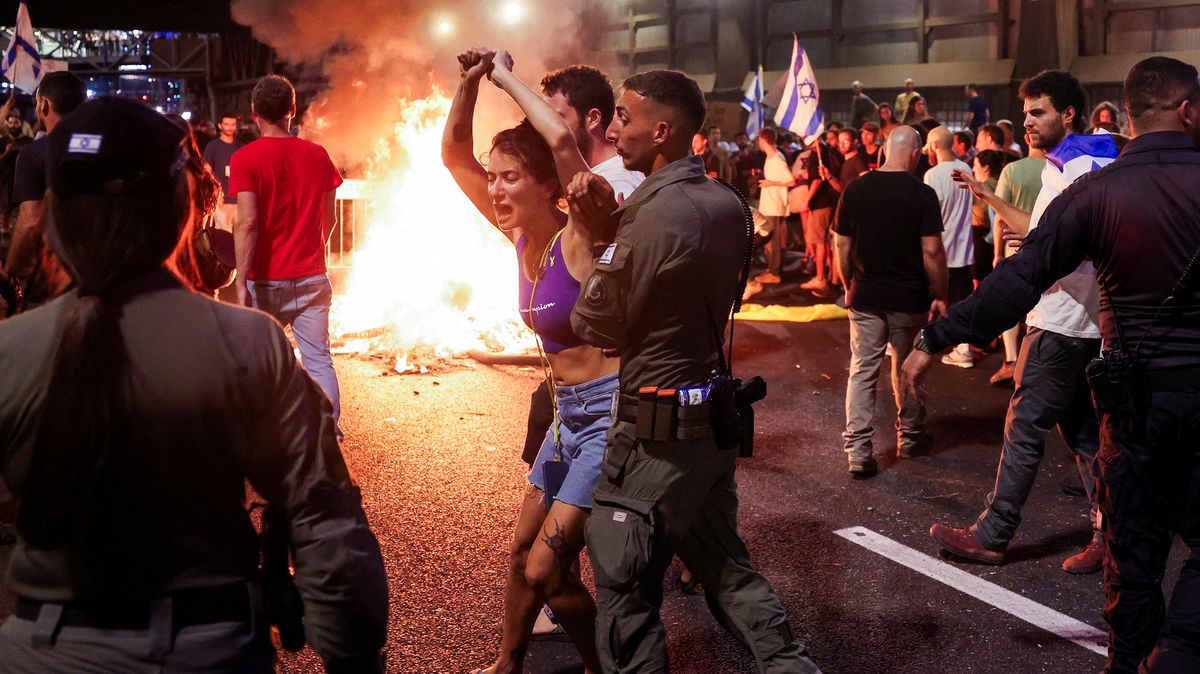 FOTO: Plameny v ulicích a národní smutek za rukojmí. Izraelci protestovali proti Netanjahuovi